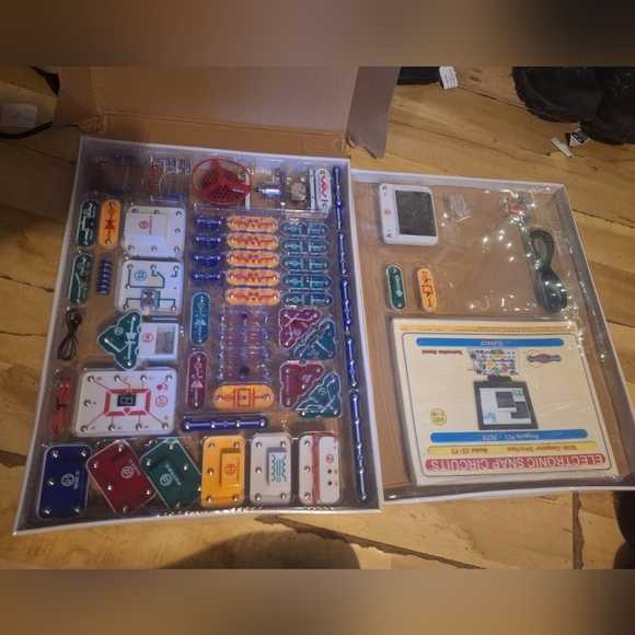 Snap Circuits Extreme Electronics Kit - Picture 2 of 7